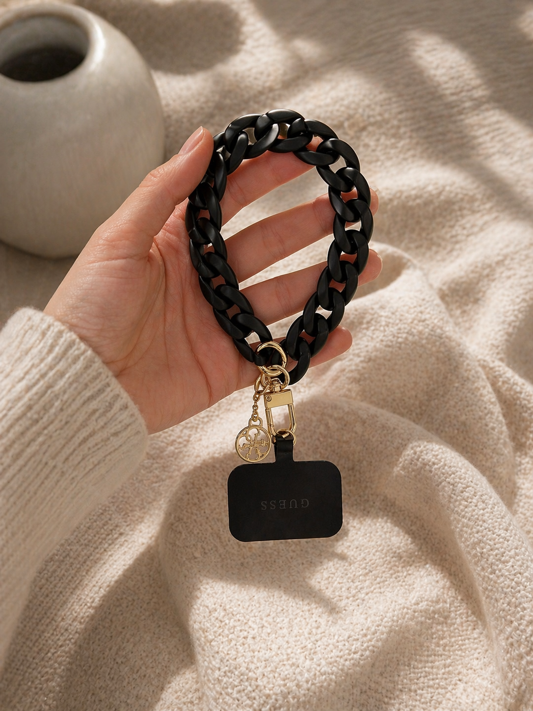 Guess Univerzální Popruh na Ruku 4G Charm - pohled 1