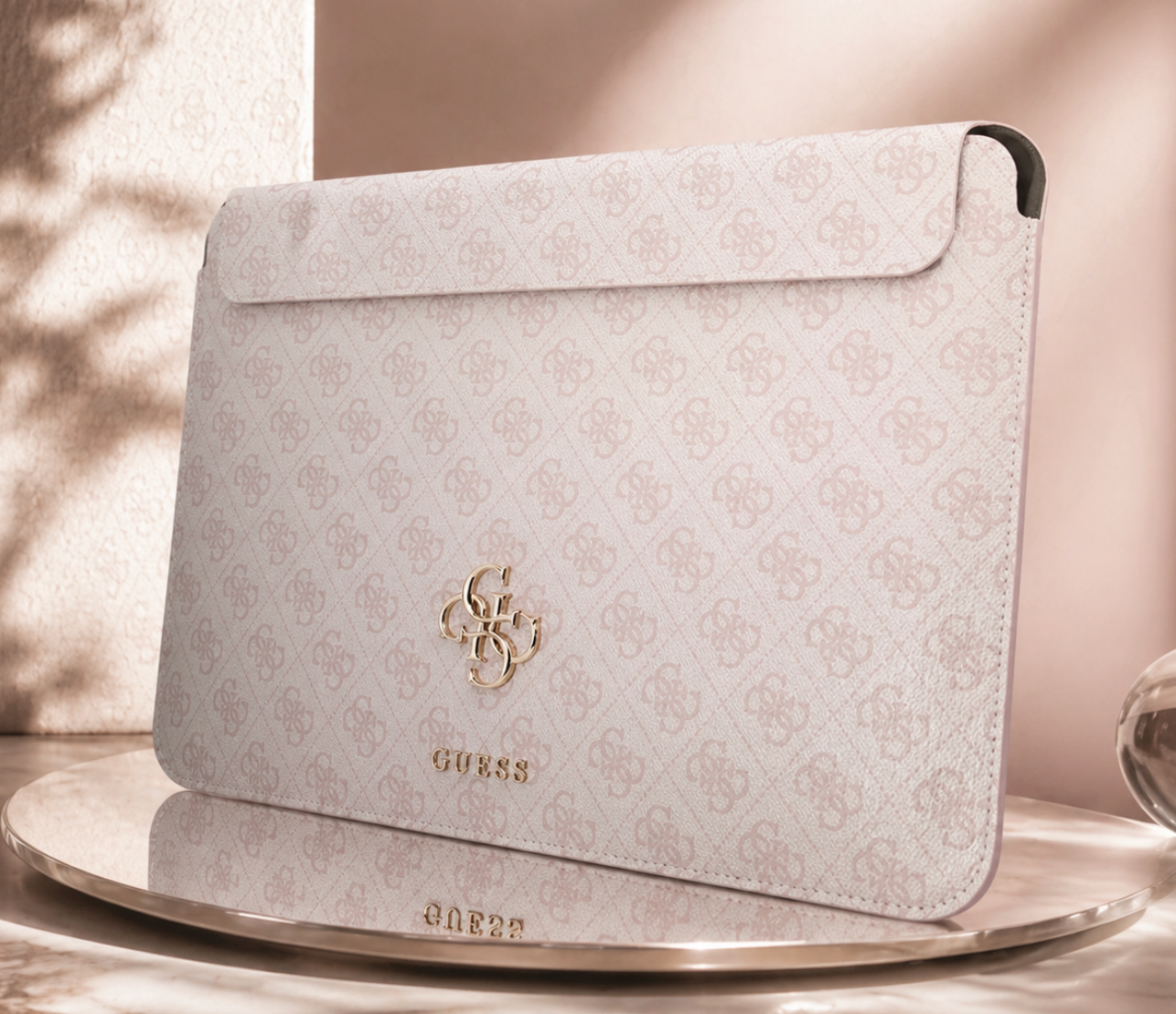 Guess PU 4G Metal Logo Computer Sleeve 13" - pohled 1