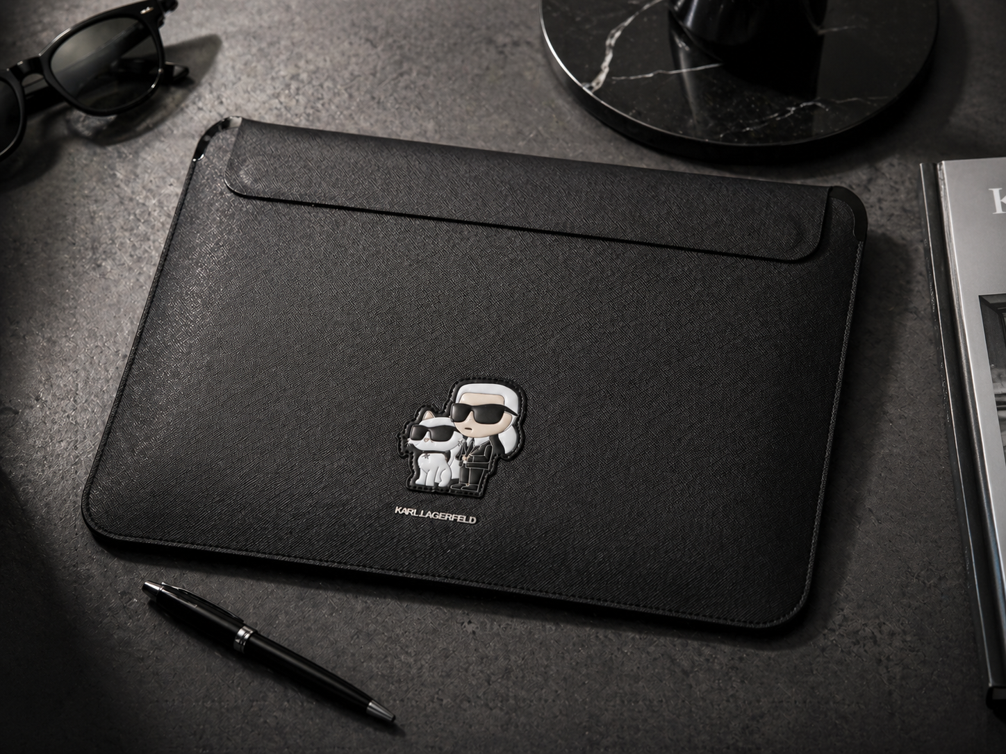 Karl Lagerfeld Saffiano Karl and Choupette Obal na Notebook 13/14" - pohled 1