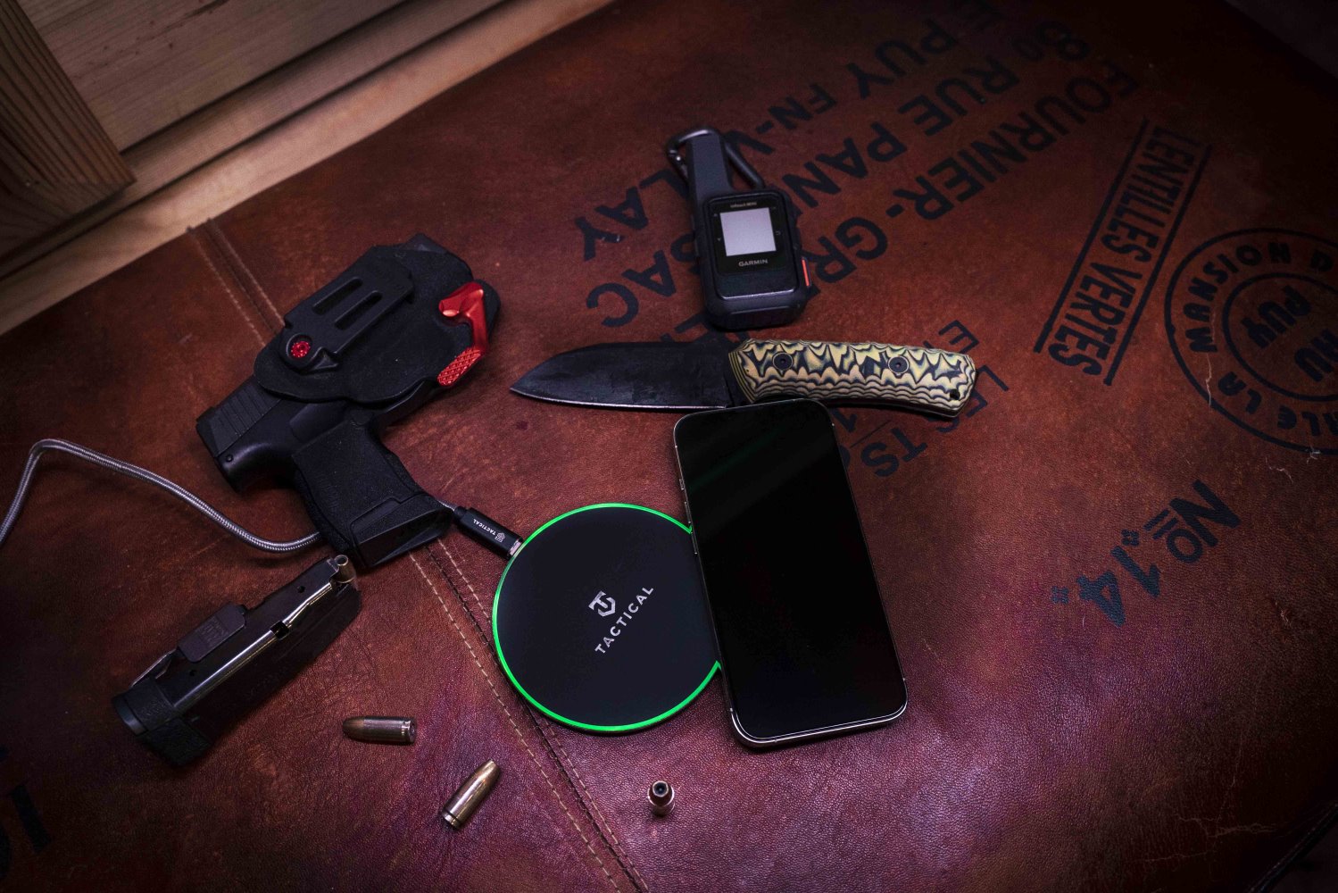Tactical Base Plug Wireless. Prémiová rychlostní nabíječka pro iPhone,AirPods. Podsvícená