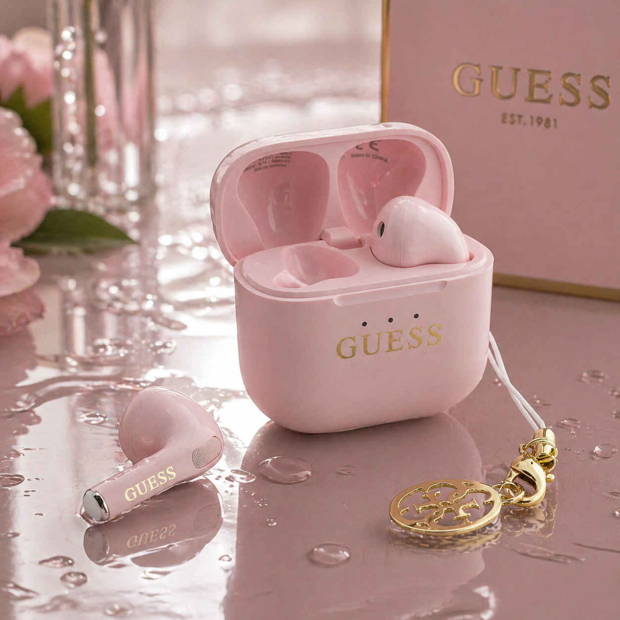 Guess Classic Logo Charm TWS Bezdrátová Sluchátka - pohled 1