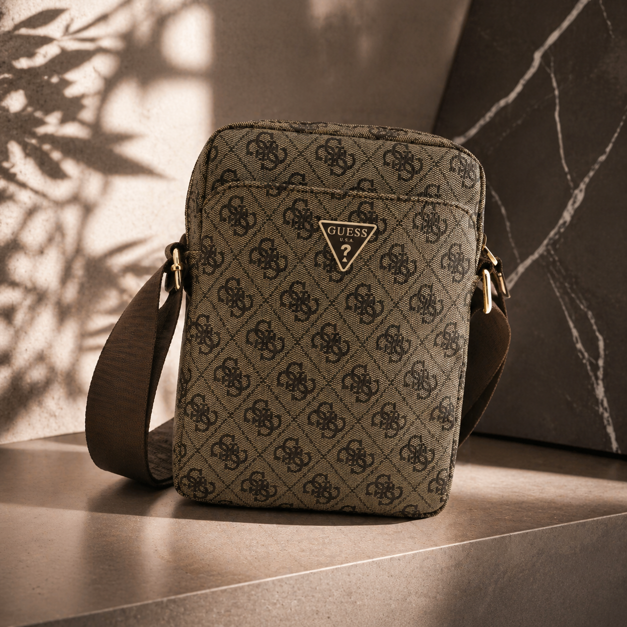 Guess PU 4G Triangle Logo Taška 8" - pohled 1