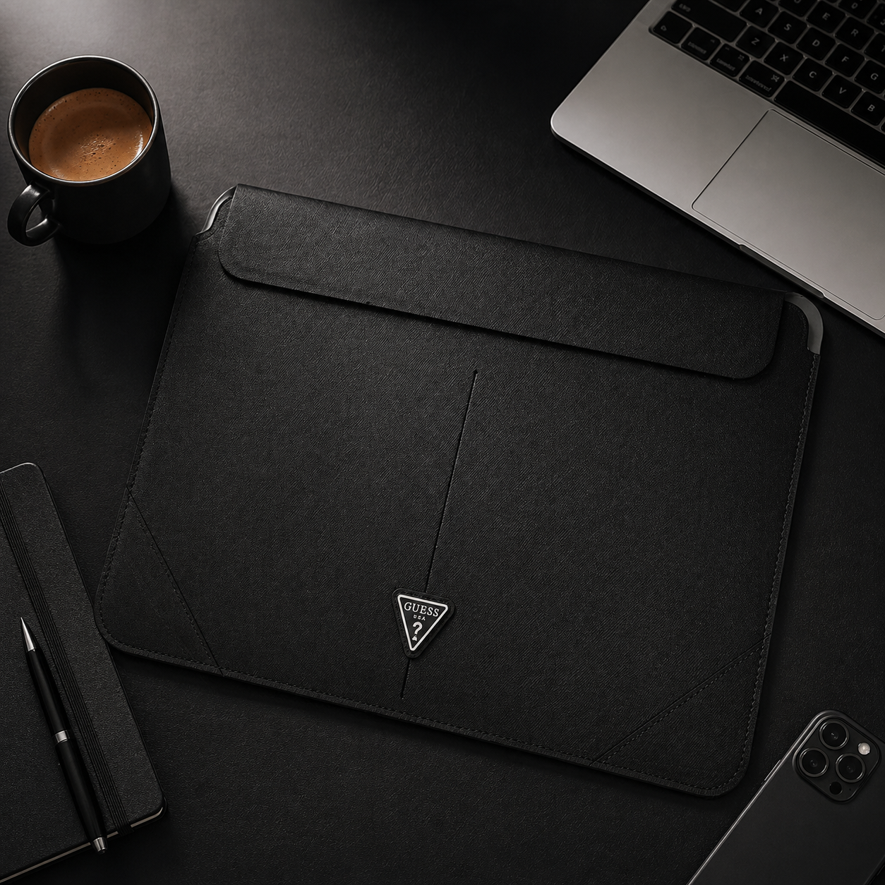 Guess Saffiano Triangle Metal Logo Computer Sleeve 13/14" - pohled 1