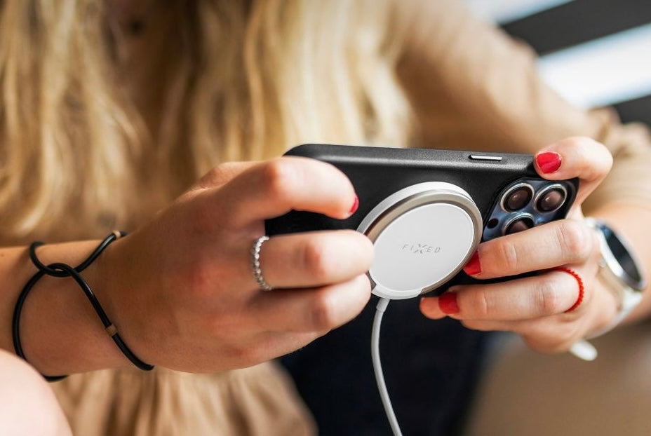MagSafe 15W bezdrátová nabíječka se stojánkem FIXED bílá - pohled 5