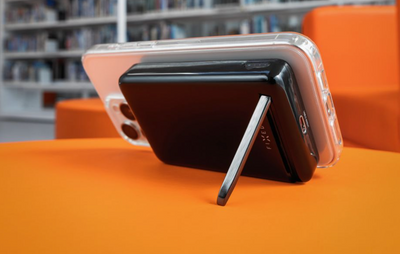 Powerbanka FIXED MagSafe Qi2 10 000 mAh se stojánkem - pohled 3