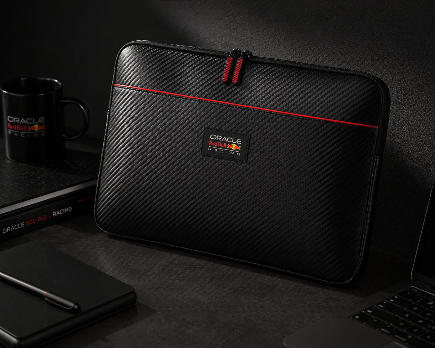 Red Bull PU Carbon Obal na Notebook 13/14" - pohled 1