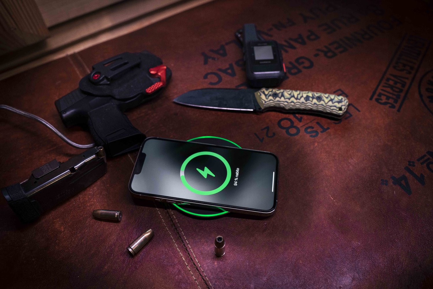 Tactical Base Plug Wireless. Prémiová rychlostní nabíječka pro iPhone,AirPods. Podsvícená
